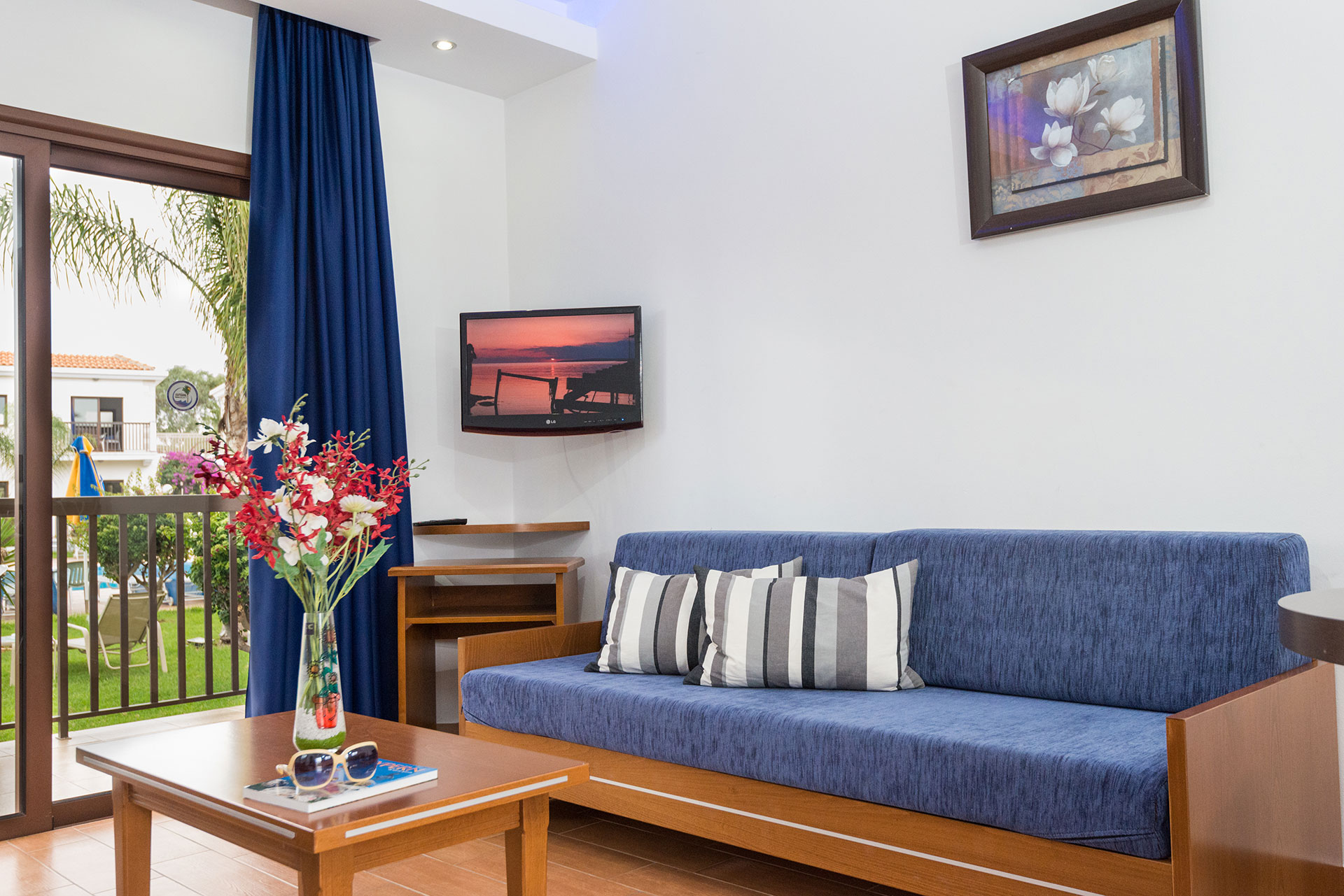 Loutsiana Hotel Deluxe One Bedroom Apt living room