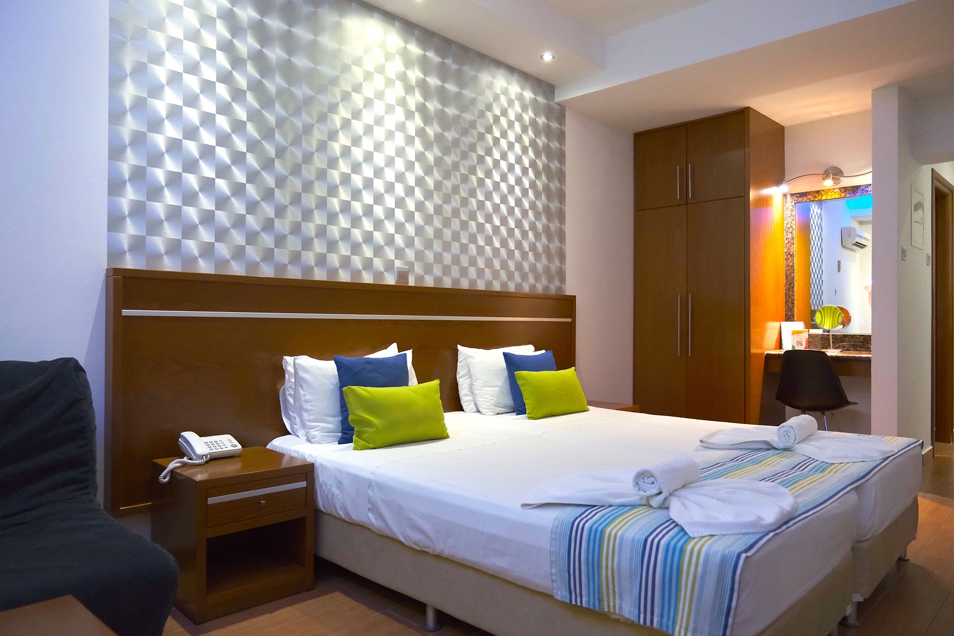 Loutsiana Hotel Deluxe Studio two single beds